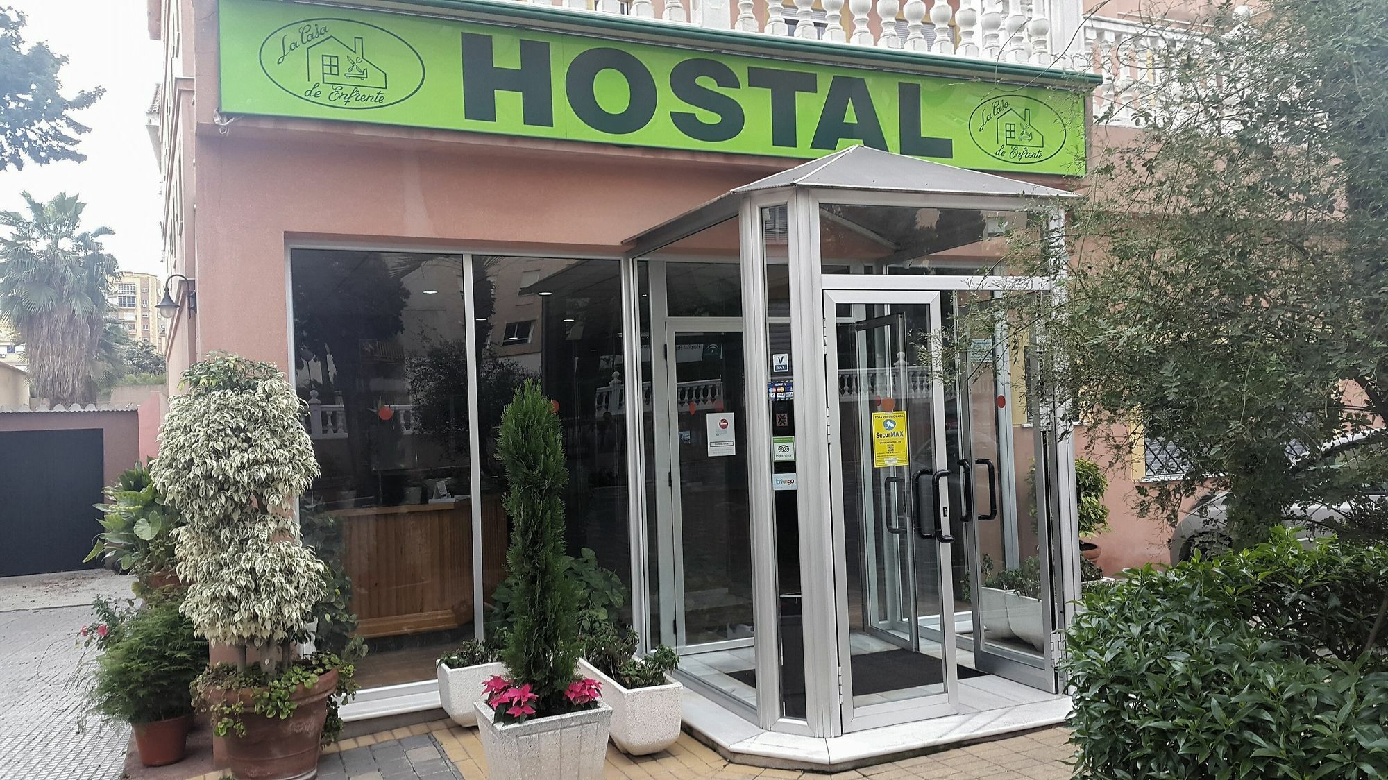 Hostal La Casa De Enfrente Malaga Exterior photo